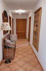 Ferienwohnung Sommerseite في سيباتش: ممر فيه كرسي ومصباح في الغرفة