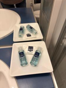 Drei Flaschen Wasser stehen auf einem Tisch im Badezimmer. in der Unterkunft Hotel-Restaurant Nord Stuv in Cuxhaven + 87 Fotos