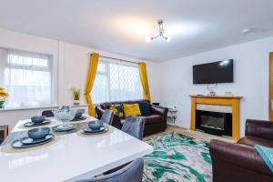 Μια τηλεόραση ή/και κέντρο ψυχαγωγίας στο Modern 5-Bedroom House with Parking, Perfect for Large Groups