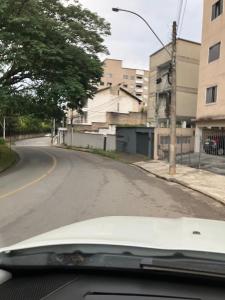 a view from a car windshield of an empty street at Panama 90 - Studio - Região Central in Poços de Caldas