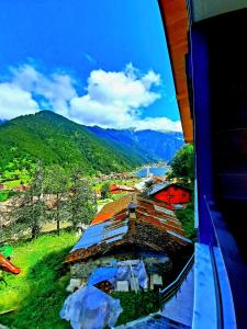 una vista dal finestrino di un treno di un edificio di Liva Teras pansiyon a Uzungöl