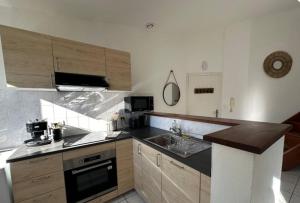 Η κουζίνα ή μικρή κουζίνα στο La Halte des Pierrus