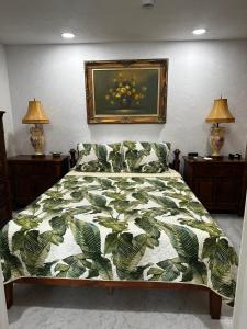 Кровать или кровати в номере Venice FL Paradise Lake Apartment