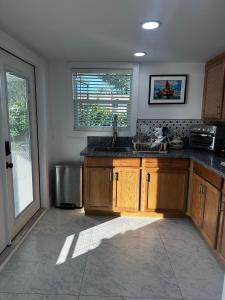 Кухня или мини-кухня в Venice FL Paradise Lake Apartment
