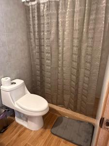 Koupelna v ubytování Modern Apartment in Zone 9 + 5 fotografií