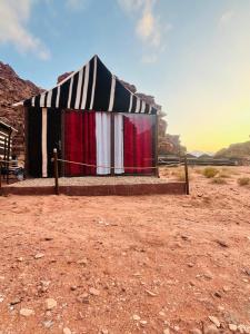 Moon city camp في وادي رم: حضيرة في وسط الصحراء