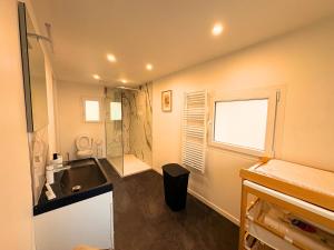ein Badezimmer mit Waschbecken und Dusche in der Unterkunft Charmante MAISON avec JARDIN & PARKING, tout équipé et confort - 10 min à pied de la mer in Criel-sur-Mer