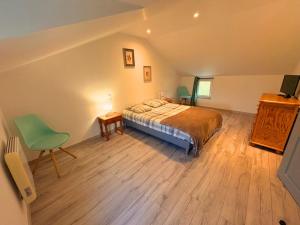 ein Schlafzimmer mit einem Bett, einem Tisch und einem Stuhl in der Unterkunft Charmante MAISON avec JARDIN & PARKING, tout équipé et confort - 10 min à pied de la mer in Criel-sur-Mer