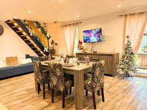 ein Wohnzimmer mit einem Tisch und einem Weihnachtsbaum in der Unterkunft Charmante MAISON avec JARDIN & PARKING, tout équipé et confort - 10 min à pied de la mer in Criel-sur-Mer