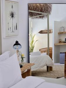 ein Schlafzimmer mit zwei Betten und einem Tisch und einem Spiegel in der Unterkunft Stay at Richmond in Richmond