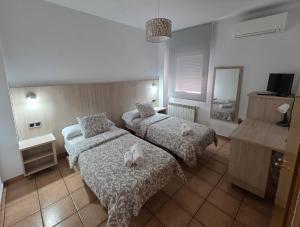 Ένα ή περισσότερα κρεβάτια σε δωμάτιο στο Hostal De la Rosa By Parque Warner Madrid