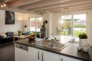 Η κουζίνα ή μικρή κουζίνα στο Dock 61 - tolles Ferienhaus für bis zu 4 Personen mit Kaminofen und Sauna - Haustiere herzlich willkommen, direkt am Wasser gelegen