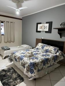 1 dormitorio con 2 camas y canasta de baloncesto en Prime Garden Pousada, en Socorro