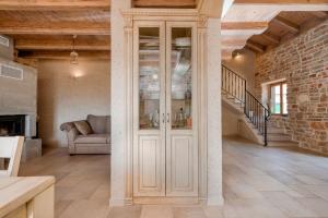 ein Wohnzimmer mit einer weißen Tür und einer Couch in der Unterkunft Old Town Villa Hvar in Basina