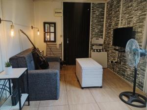 Et tv og/eller underholdning på comodo y luminoso monoambiente