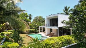 Swimmingpoolen hos eller tæt på Villa Summer - Private villa by the sea