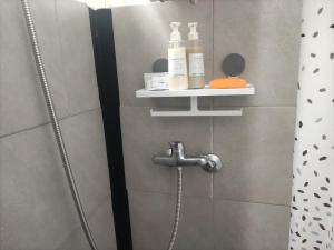 Et badeværelse på comodo y luminoso monoambiente