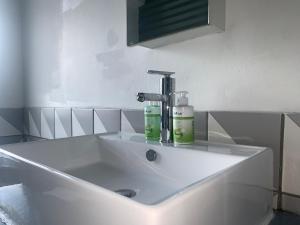 Billede fra billedgalleriet på Stylish Studio with Pool & Huge TV i Johannesburg + 23 billeder