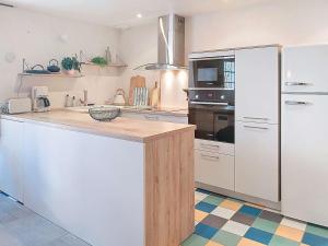 Η κουζίνα ή μικρή κουζίνα στο Maison de charme 3* à Étel, confort moderne et jardin paisible - FR-1-479-234