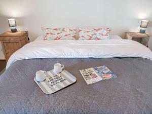 Ένα ή περισσότερα κρεβάτια σε δωμάτιο στο Maison de charme 3* à Étel, confort moderne et jardin paisible - FR-1-479-234