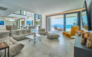 Et opholdsområde på Villa Luxana