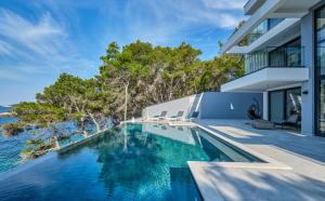 Swimmingpoolen hos eller tæt på Villa Luxana