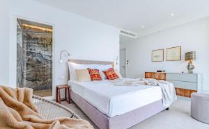 En eller flere senge i et værelse på Villa Luxana + 44 billeder