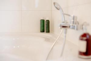 Ένα μπάνιο στο Dock 61 - tolles Ferienhaus für bis zu 4 Personen mit Kaminofen und Sauna - Haustiere herzlich willkommen, direkt am Wasser gelegen +49 φωτογραφίες