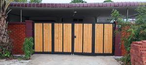 una puerta de madera delante de una casa en Safaira Homestay, en Alor Setar