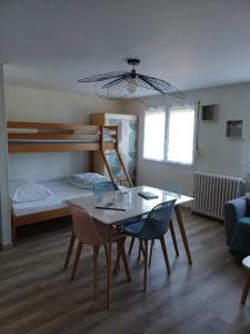 Ένα ή περισσότερα κρεβάτια σε δωμάτιο στο Studio charmant à Cornimont, 30 m², terrasse ensoleillée +4 φωτογραφίες