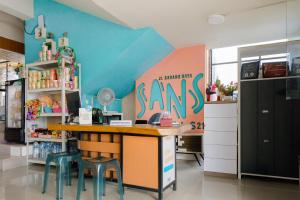 Una cocina o kitchenette en Sans Hotel Havila Bengkulu