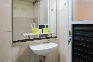 Un baño de Sans Hotel Havila Bengkulu 28 fotos más