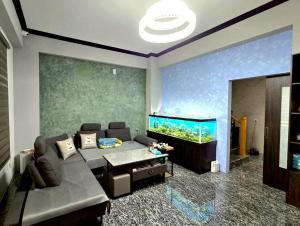 Una sala de estar con una gran pecera. en 東港包棟 悠舍民宿, en Donggang