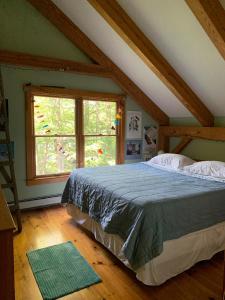 En eller flere senge i et værelse på Quiet Lake home 3 mi from Camden!