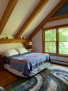 En eller flere senge i et værelse på Quiet Lake home 3 mi from Camden!