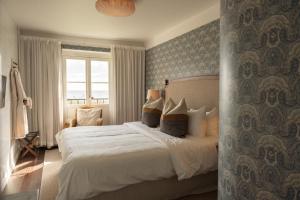 ein Schlafzimmer mit einem großen Bett und einem Fenster in der Unterkunft Ystad Saltsjöbad in Ystad + 33 Fotos