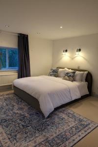 Ένα ή περισσότερα κρεβάτια σε δωμάτιο στο Charming 13th-C Oast House Idyllic Country Escape