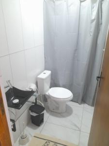 Un baño blanco con inodoro y ducha. en Encanto de Tatuamunha, en Porto de Pedras 10 fotos más