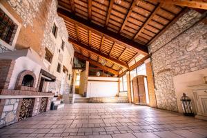 an empty hallway of a building with a wooden ceiling at Ca' Maiolo - Villa con piscina in Montecchio Maggiore
