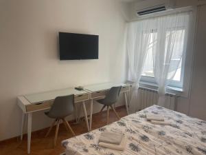 Μια τηλεόραση ή/και κέντρο ψυχαγωγίας στο Apartment Iris