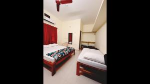 Ένα ή περισσότερα κρεβάτια σε δωμάτιο στο Pandu Ranga Residency Nirvana Beach