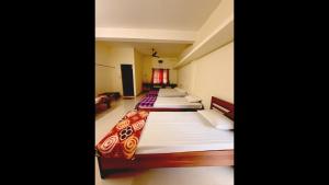 Ένα ή περισσότερα κρεβάτια σε δωμάτιο στο Pandu Ranga Residency Nirvana Beach