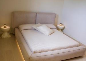 a bed with two candles on top of it at Ca' Maiolo - Villa con piscina in Montecchio Maggiore