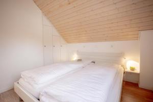 Ένα ή περισσότερα κρεβάτια σε δωμάτιο στο Dock 61 - tolles Ferienhaus für bis zu 4 Personen mit Kaminofen und Sauna - Haustiere herzlich willkommen, direkt am Wasser gelegen