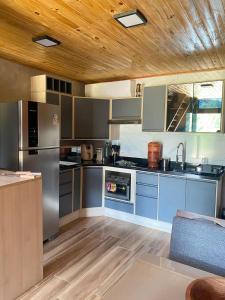 Kuchyň nebo kuchyňský kout v ubytování Chalé Aconchegante com Lareira e Vista Gramado