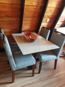 Posezení v ubytování Chalé Aconchegante com Lareira e Vista Gramado + 19 fotografií