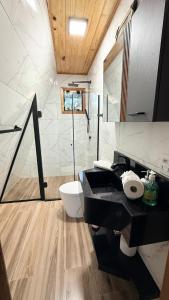 Koupelna v ubytování Chalé Aconchegante com Lareira e Vista Gramado