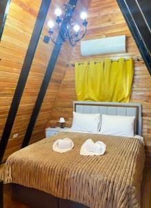 Postel nebo postele na pokoji v ubytování Chalé Aconchegante com Lareira e Vista Gramado