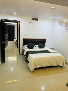 Ένα ή περισσότερα κρεβάτια σε δωμάτιο στο Hotel Radhika Inn