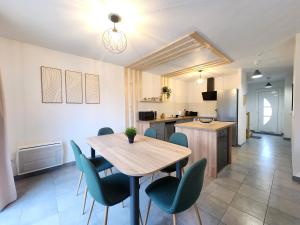 a kitchen and dining room with a table and chairs at Le Plaisance de Mérignac in BOD +15 photos